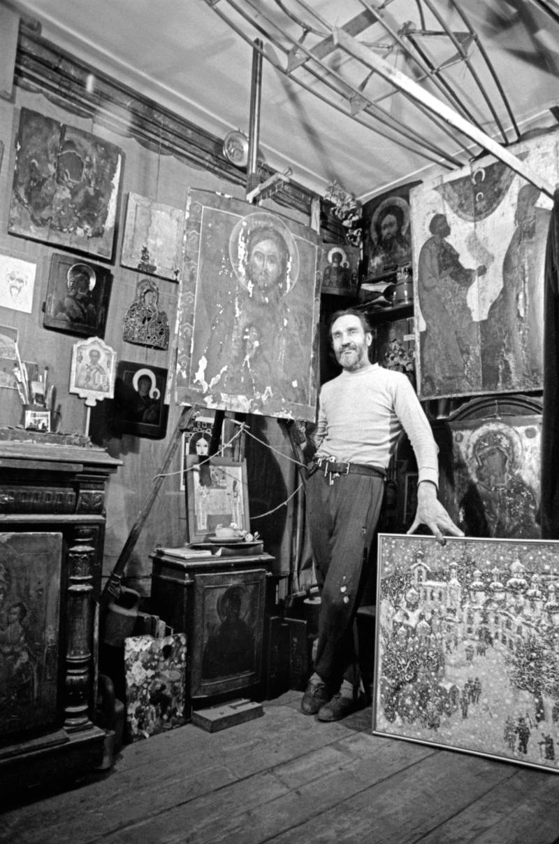 Василий Ситников на фоне своей коллекции икон