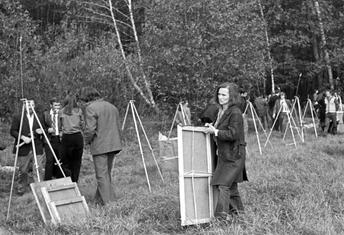 Лидия Мастеркова во время подготовки выставки в лесопарке «Измайлово». Москва