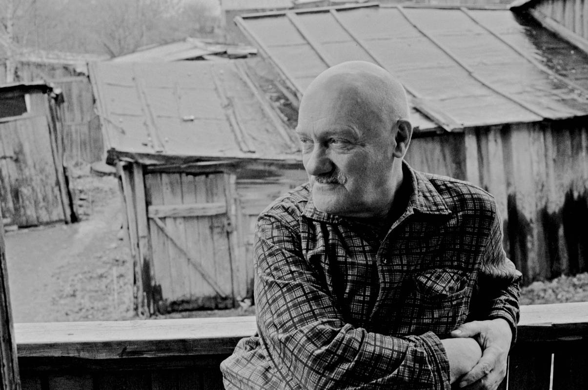 Евгений Кропивницкий на веранде своего дома в посёлке Долгопрудный