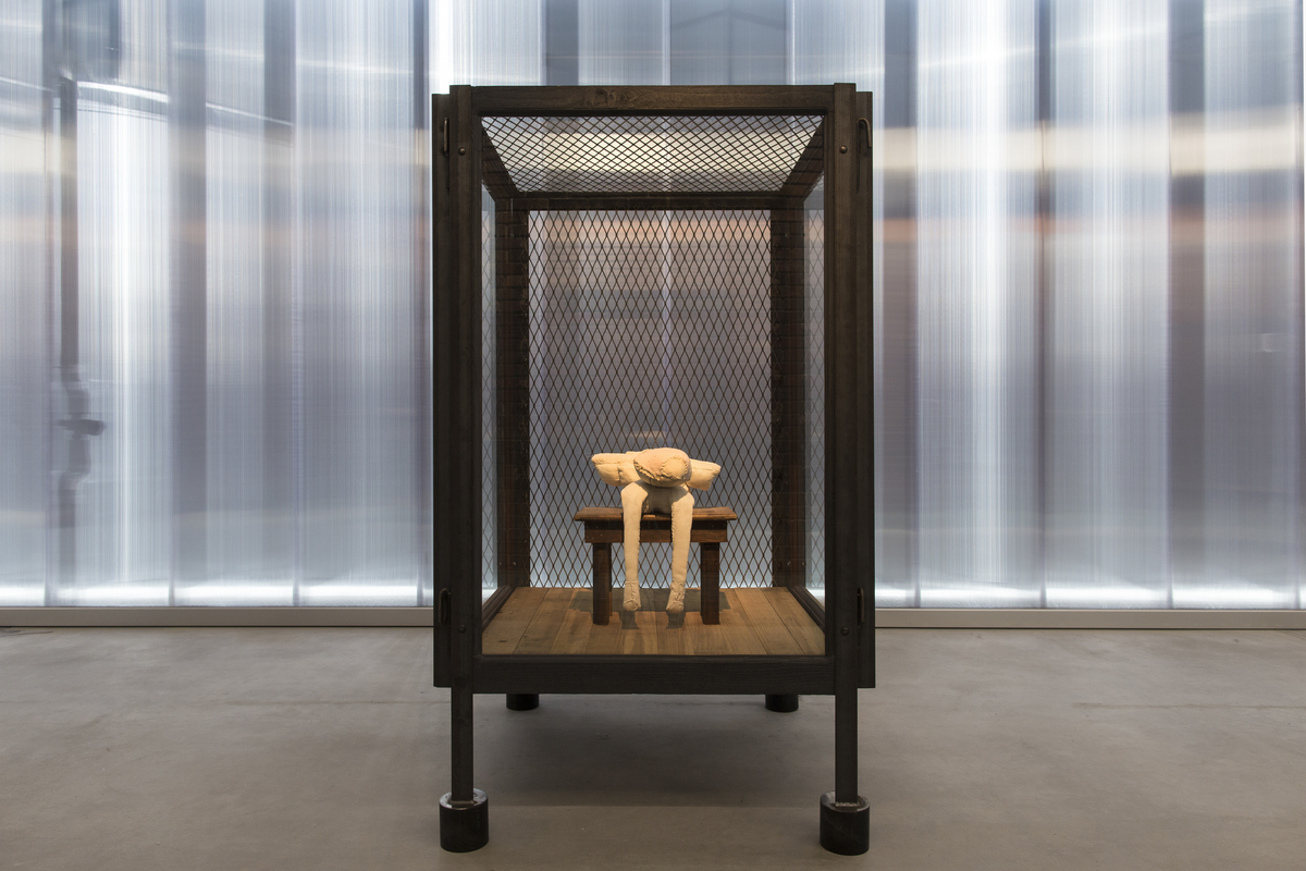 Выставка Луиз Буржуа «Структура бытия: клетки». Виды экспозиции в Музее современного искусства «Гараж», Москва. 2015