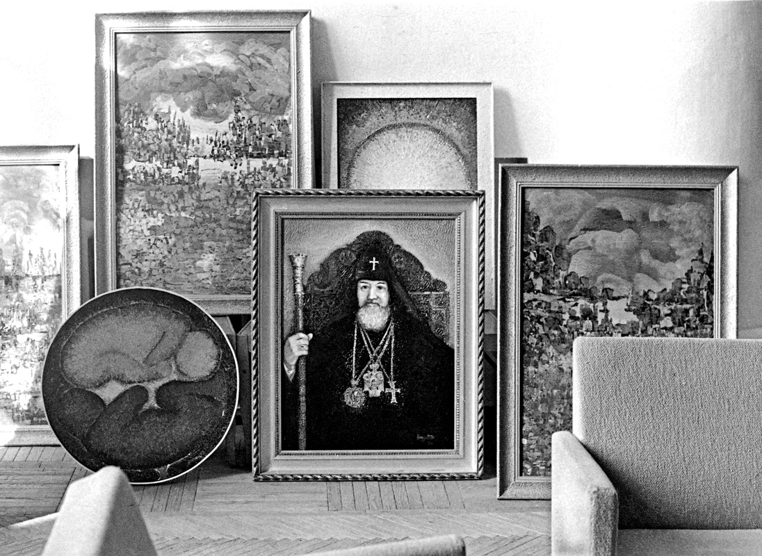 Развеска картин на выставке в павильоне «Дом культуры» ВДНХ. Москва