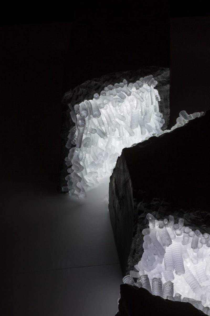 Работа группы Recycle на выставке Glasstress: White Light / White Heat