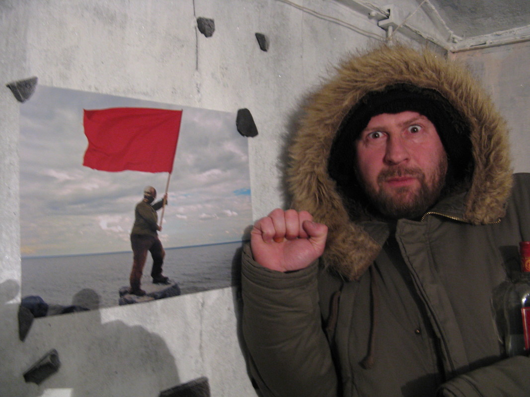 Вячеслав Мизин на открытии персональной выставки «Революция продолжается!» в самоорганизации White Cube Gallery