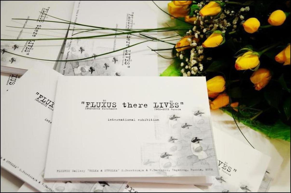 Фотография каталога международного выставочного проекта «Fluxus there lives»