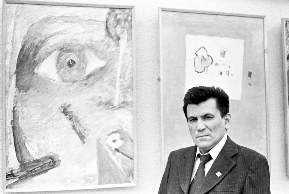 Владимир Яковлев на выставке портрета в Горкоме графиков