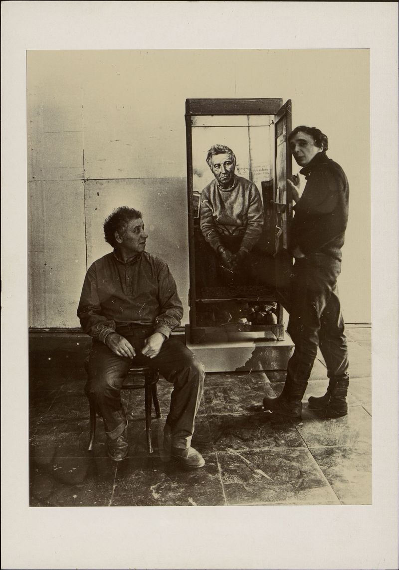 Илья Кабаков и Андрей Монастырский в мастерской Игоря Макаревича на М. Бронной