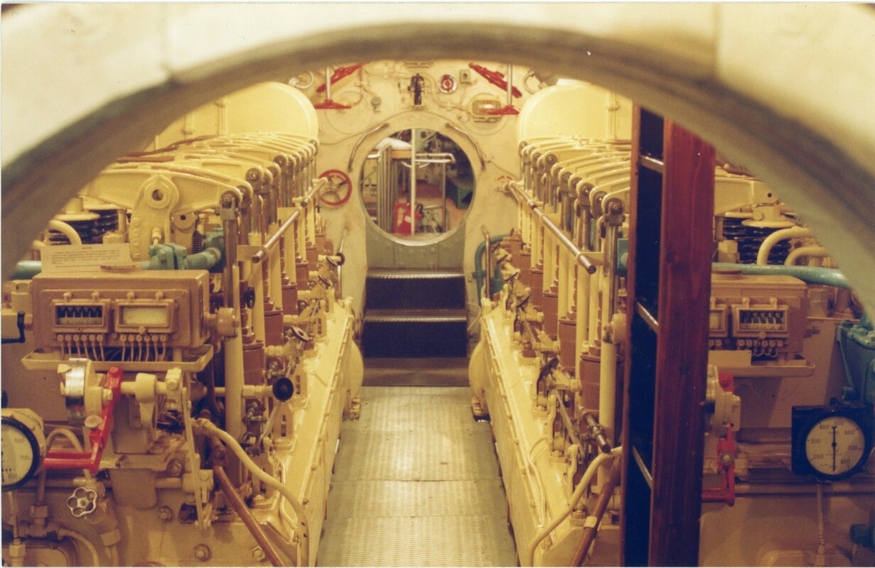 Фотографии подводной лодки Д‑2 «Народоволец», где проходил перформанс «Элоиза и Абеляр, или Пять подвигов подводной лодки» группы «Фабрика найденных одежд»