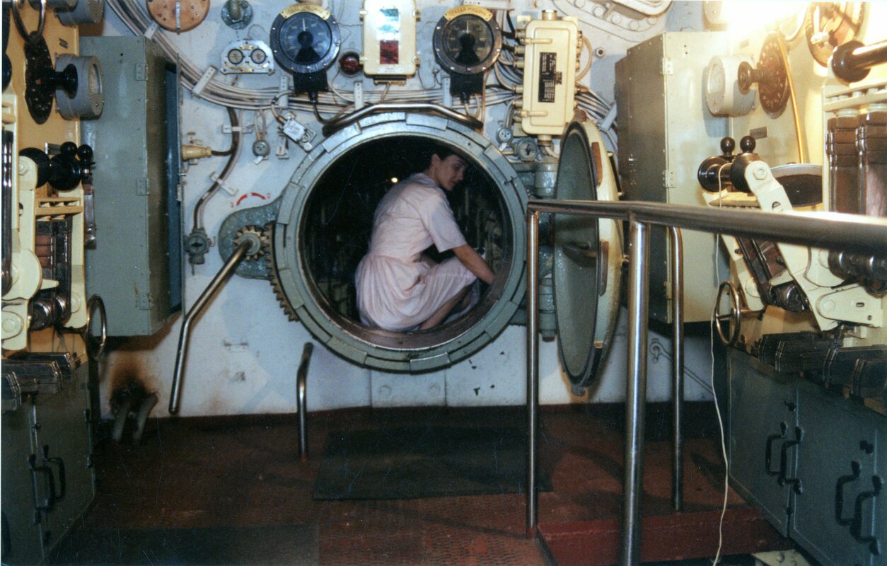 Перформанс «Элоиза и Абеляр, или Пять подвигов подводной лодки» группы «Фабрика найденных одежд»