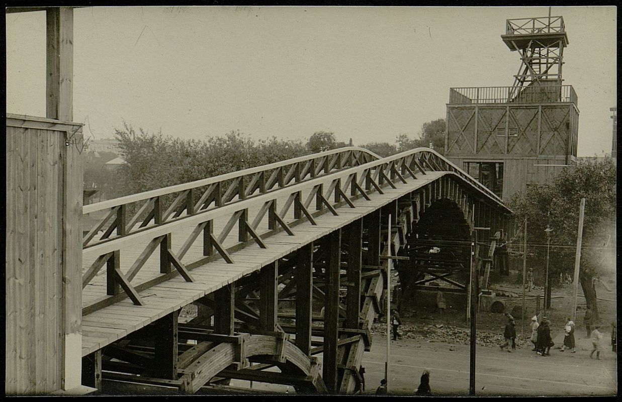 Деревянный мост в Иностранный отдел через улицу Крымский вал