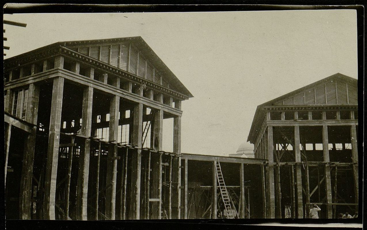 Павильон «Машины и орудия» в процессе строительства. Вид из внутреннего двора