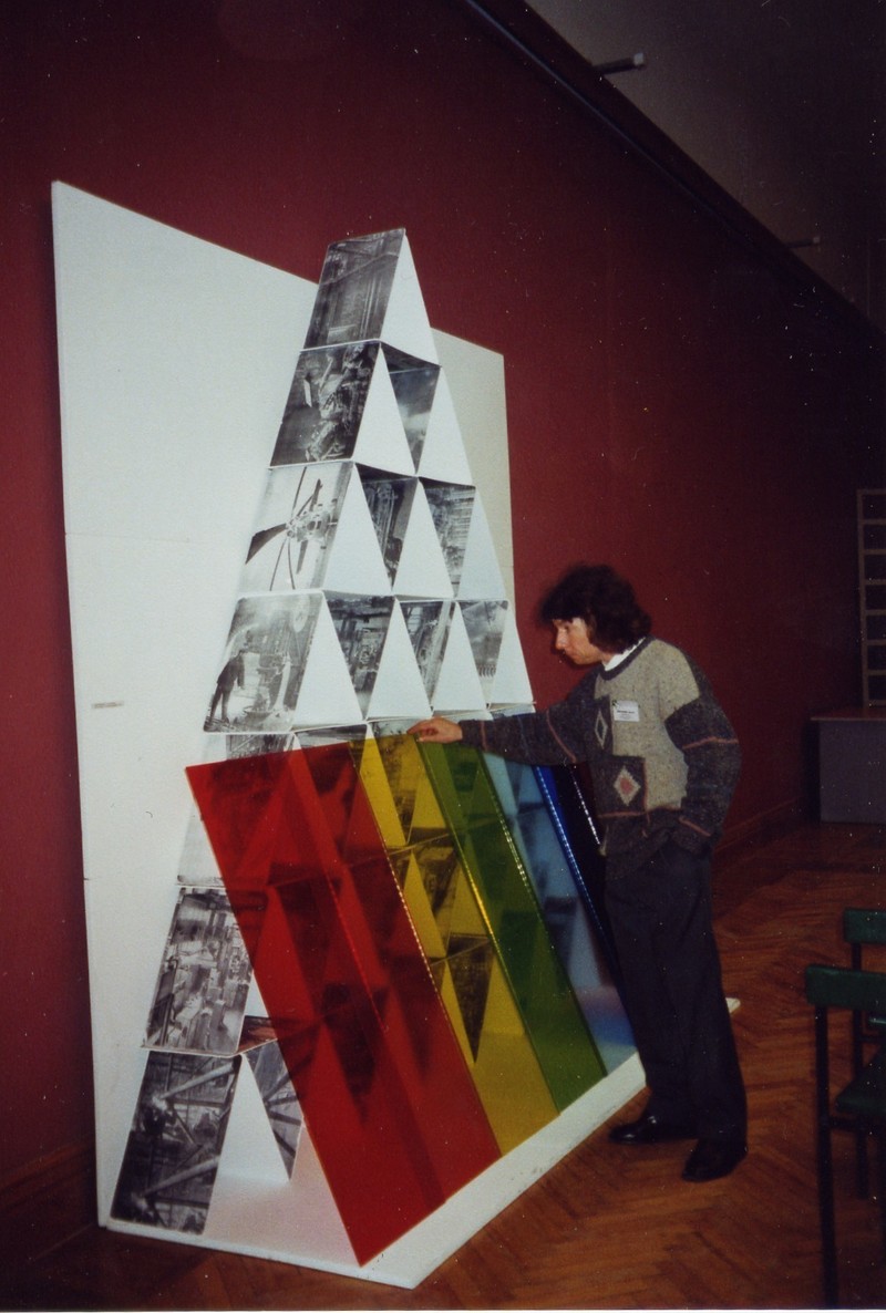 Инсталляция Сергея Брюханова «Спектральный анализ», 2001 год