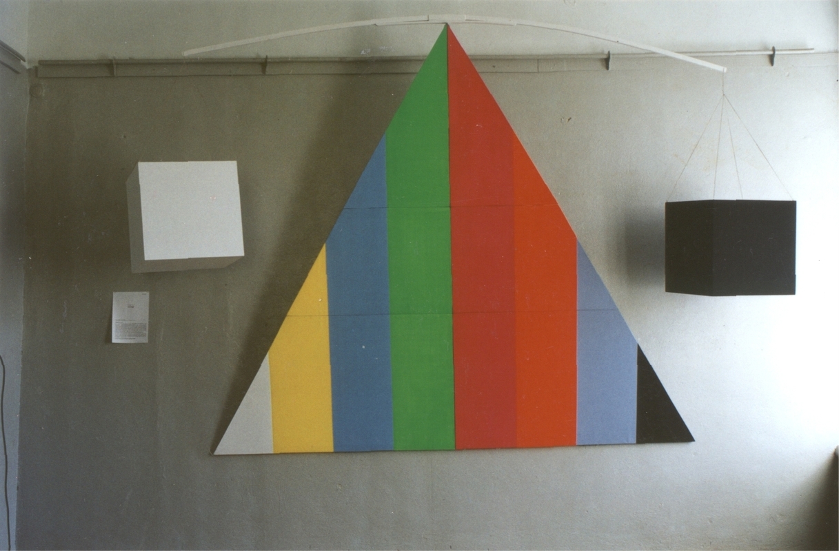 Инсталляция Сергея Брюханова «Цвет пустоты. Версия „Эфир“», 2001 год