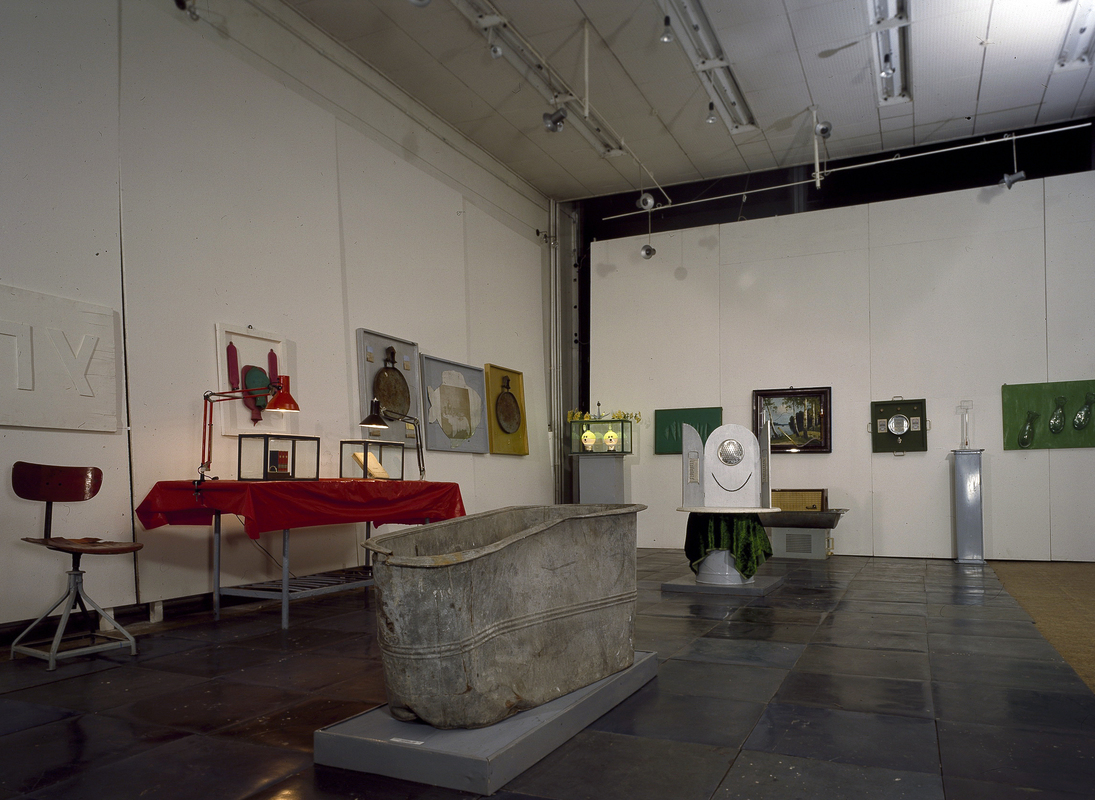 Инсталляция Игоря Макаревича и Елены Елагиной «Закрытая рыбная выставка» на выставке «Экспозиция»