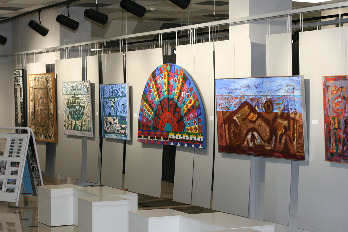 Экспозиция выставки Валерия Хасанова «Путь к небу»