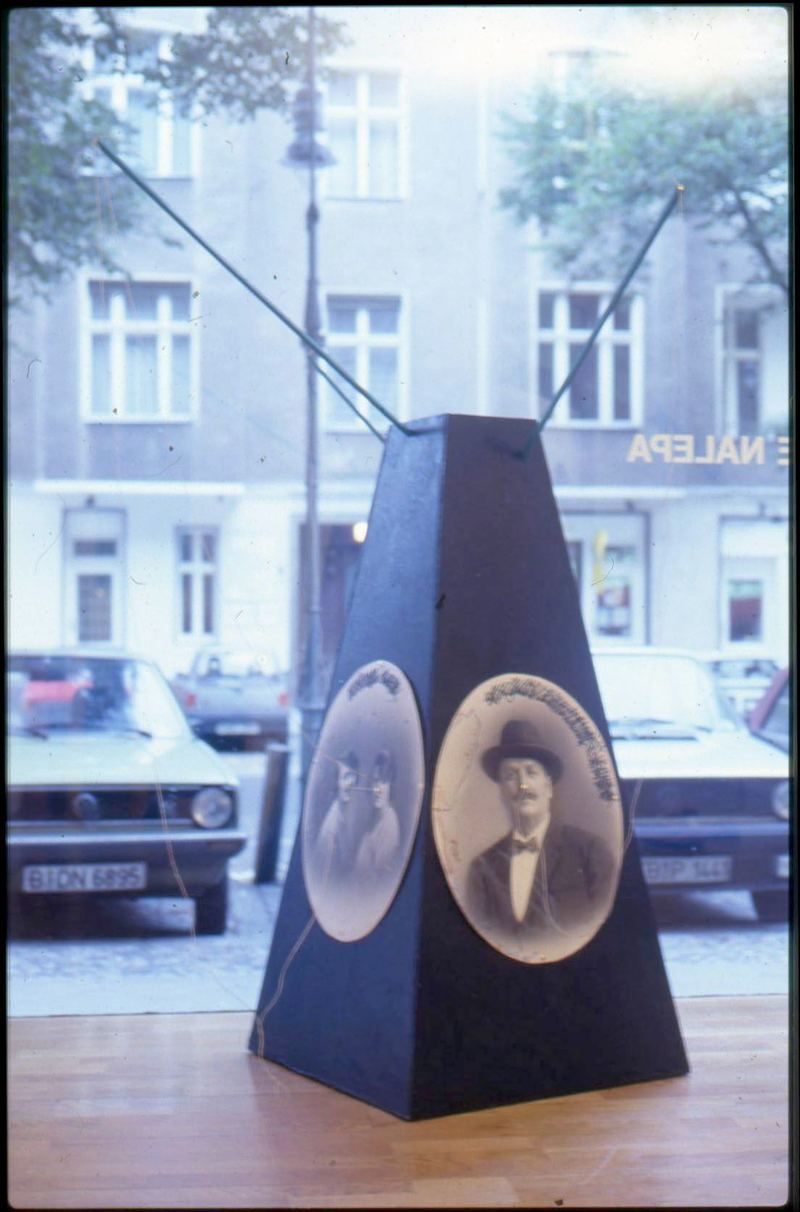Виды экспозиции выставки Никиты Алексеева и Сергея Воронцова в Nalepa Galerie. Берлин, 1990