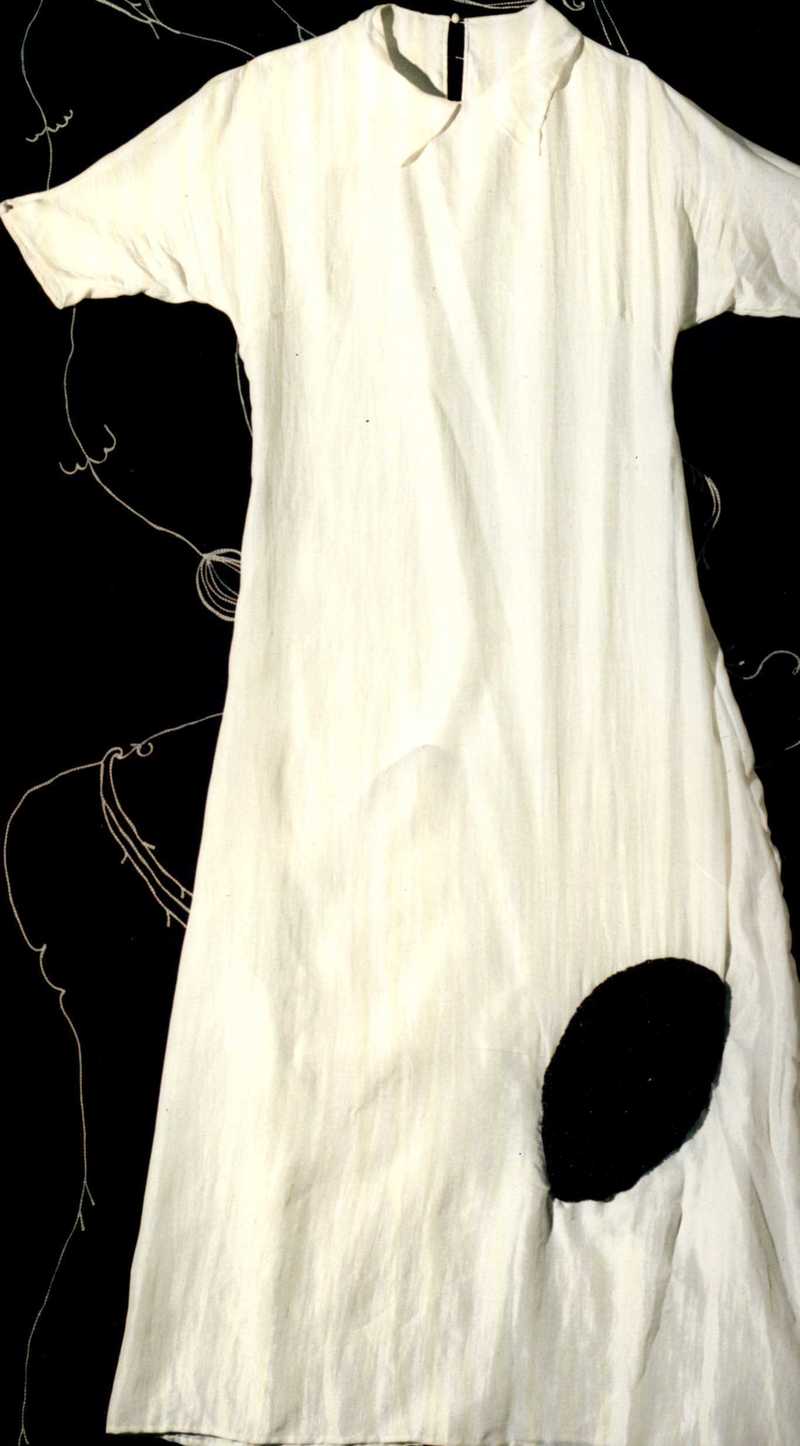 Белое платье с чёрным вышитым овалом из проекта «Магазин утопической одежды» группы «Фабрика найденных одежд»