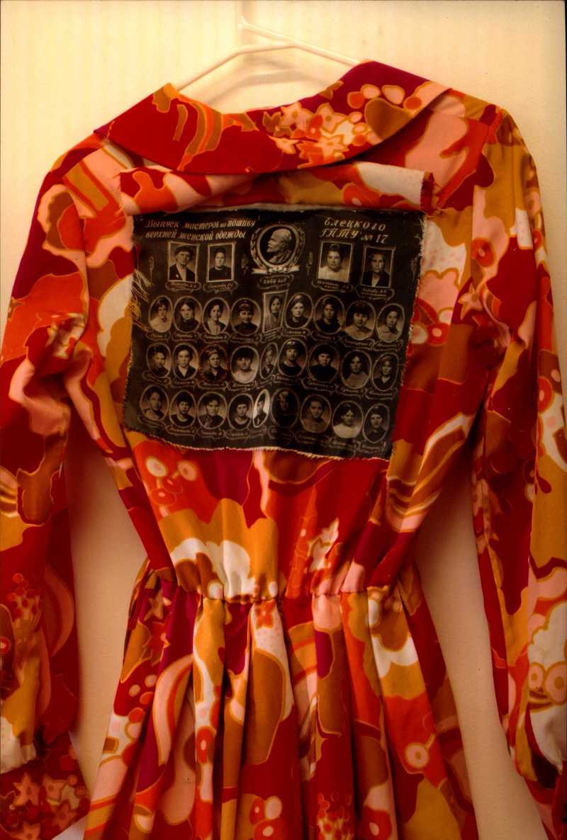 Платье с фотографией мастеров по пошиву верхней женской одежды ГПТУ №17 из проекта «Магазин утопической одежды» группы «Фабрика найденных одежд»