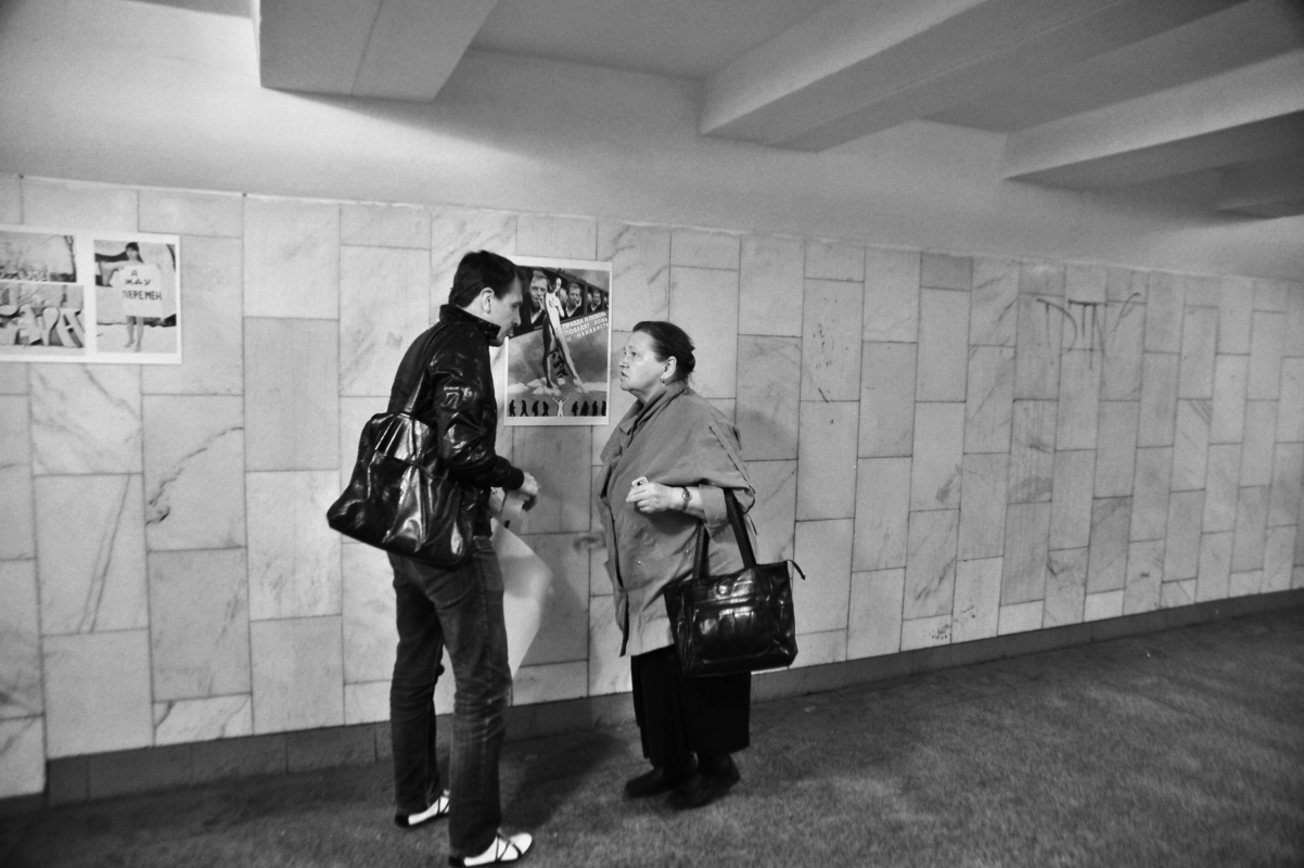 Выставка «Мы без одежды — власть без совести» в переходе у Рижского вокзала в Москве. Фото Татьяны Сушенковой