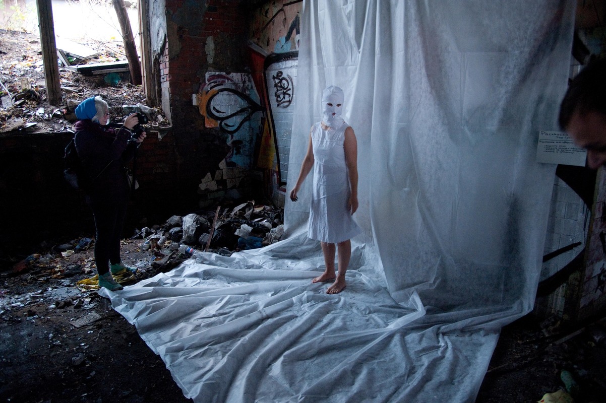 Перформанс Татьяны Сушенковой на выставке «Фарш 4». Фото Марианны Кесоян