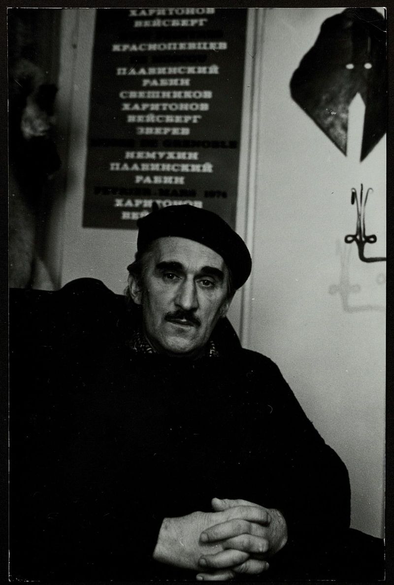 Владимир Немухин на фоне афиши