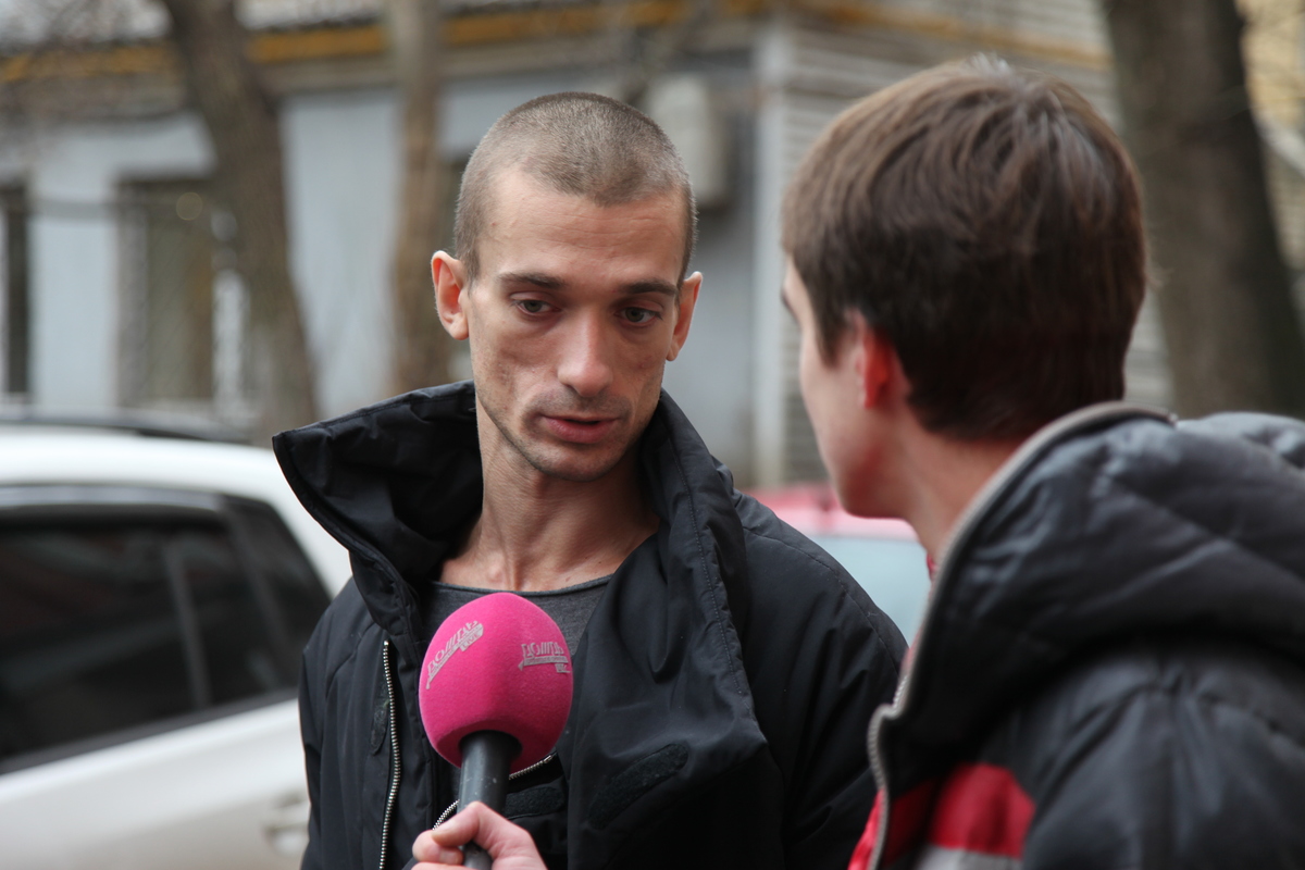 Пётр Павленский даёт интервью возле Тверского районного суда. Фото Евгении Зубченко