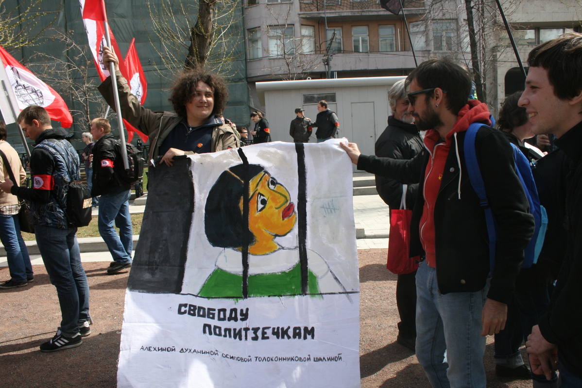 Лозунги и плакаты на первомайском шествии 2013 года