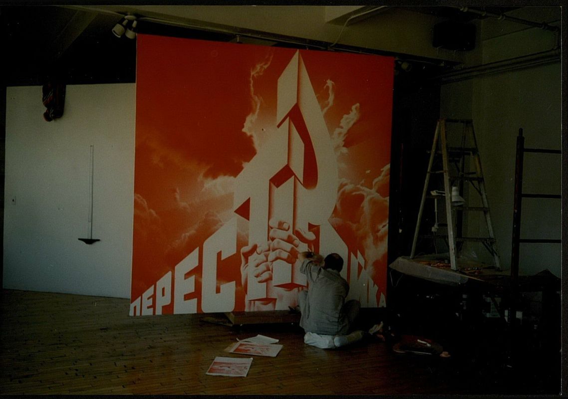 Эрик Булатов в своей мастерской в Нью‑Йорке на фоне картины «Перестройка»