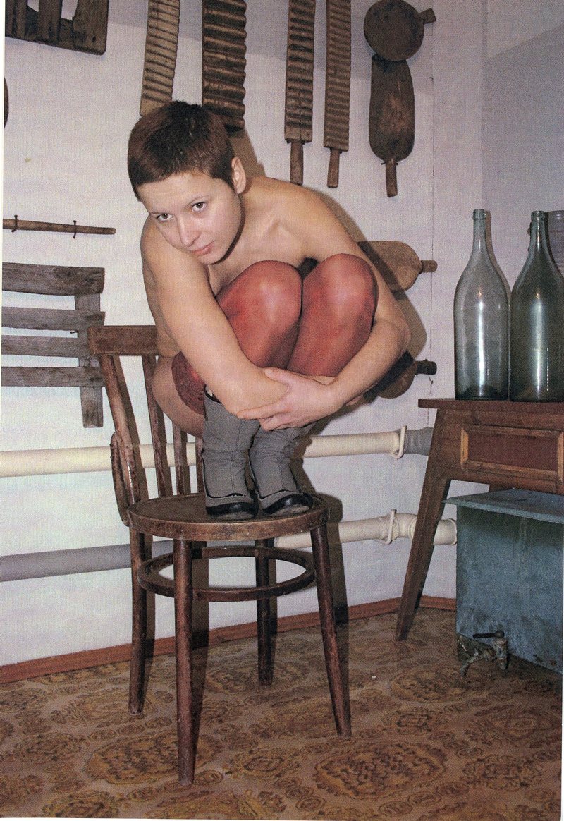 Анна Желудь с предметами быта. Фотосерия
