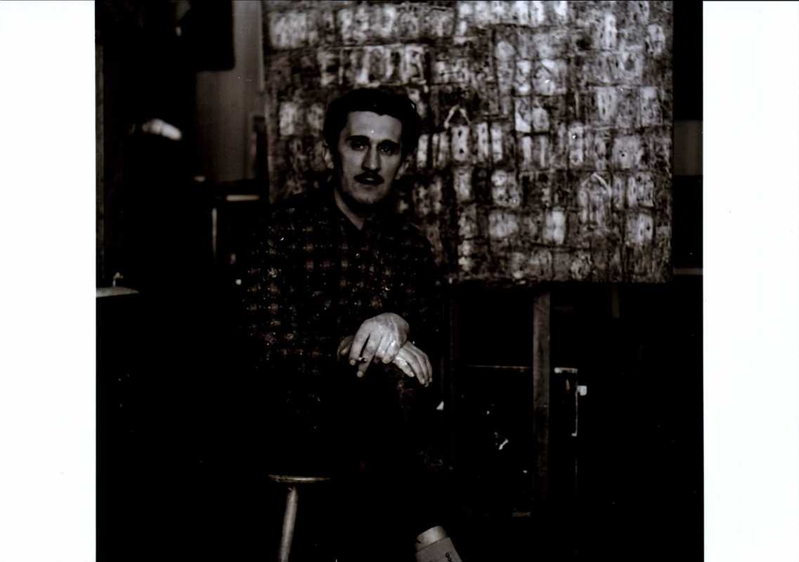 Владимир Немухин на фоне своей картины