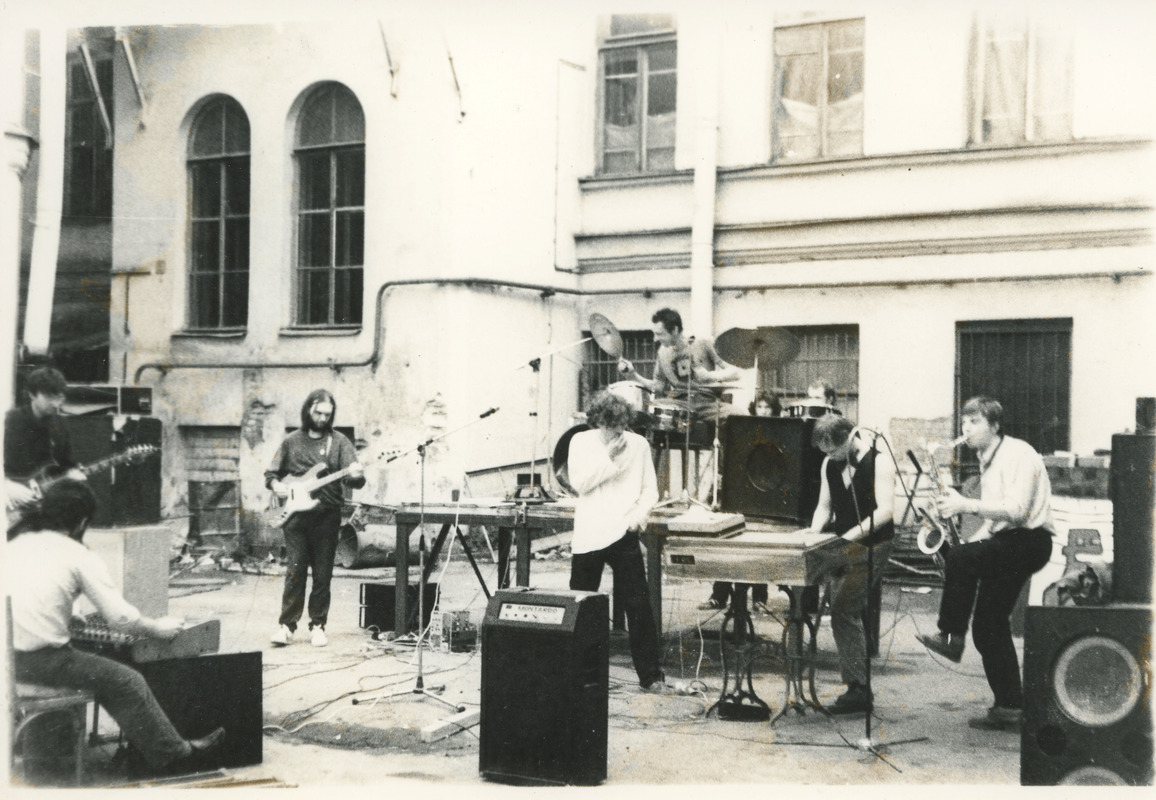 Концерты во дворе сквота НЧ/ВЧ. Вторая половина 1980х