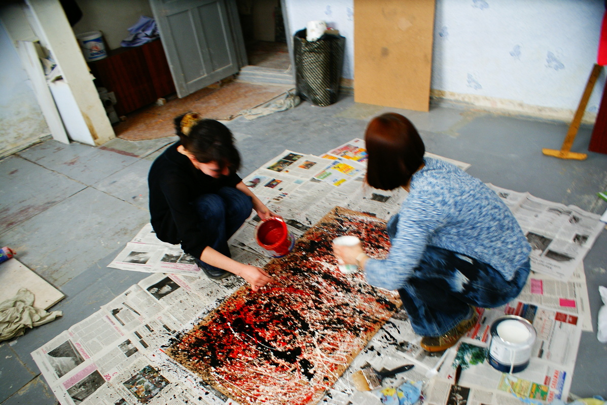 Лукия Мурина и Полина Шубкина создают работы к выставке молодых «По модернизму»