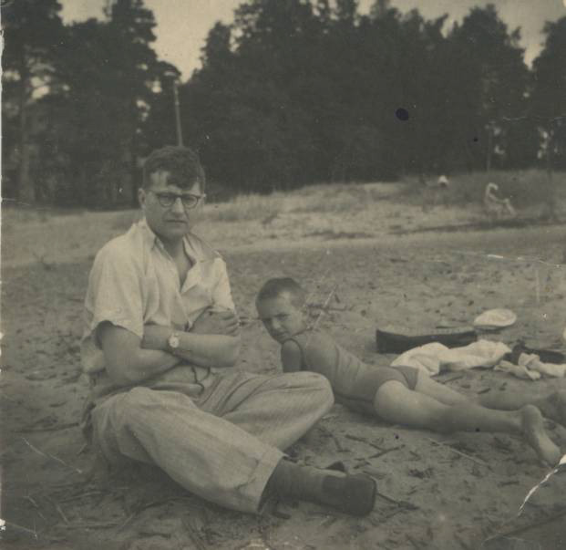 Дмитрий Шостакович и сын композитора Максим на пляже