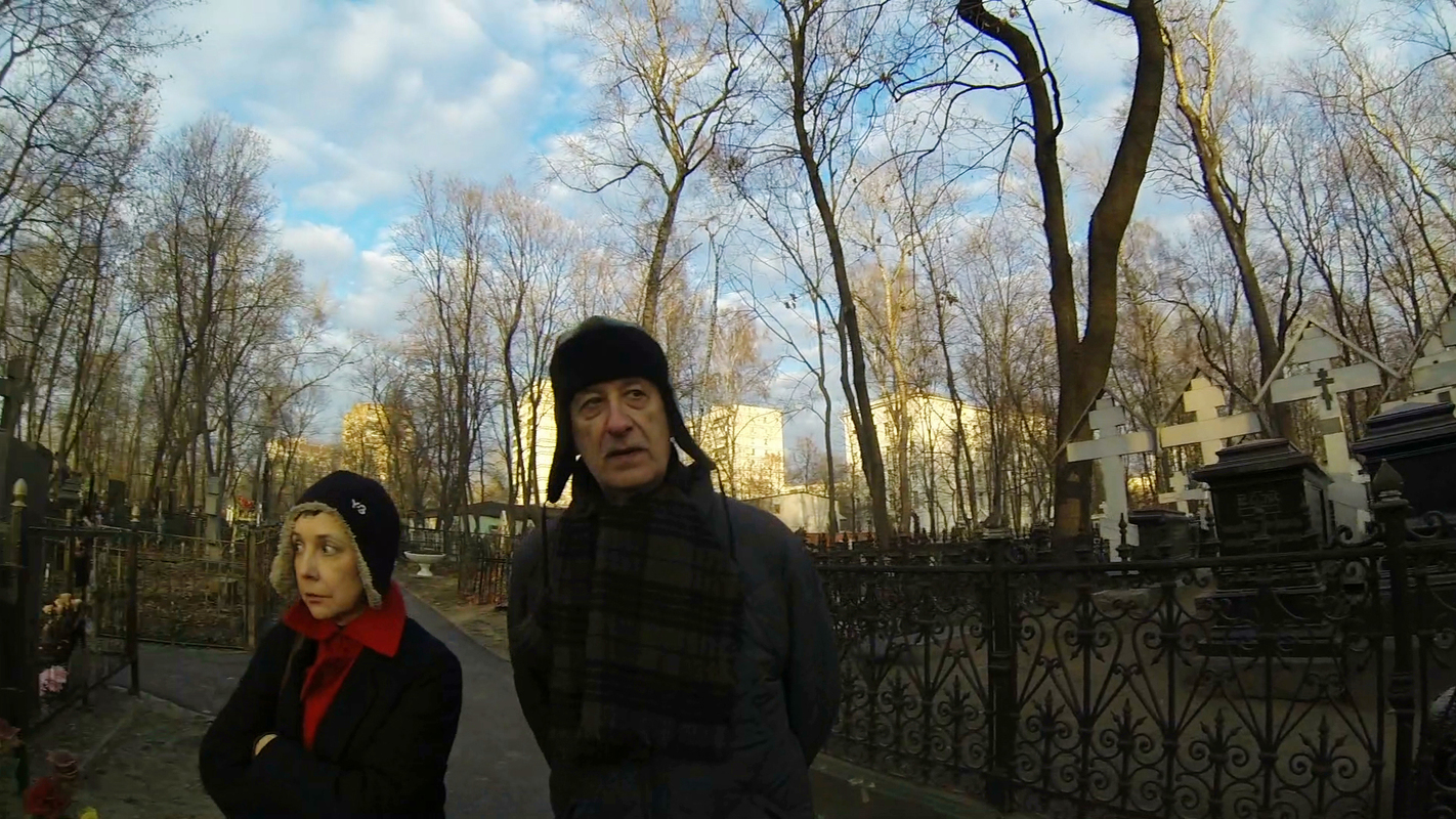Виктор и Маргарита Тупицыны и Андрей Монастырский на Рогожском кладбище