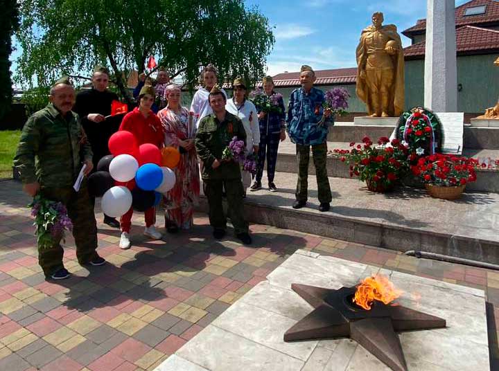 Получатели социальных услуг ГКУ РПНИ МТиСЗ посетили мемориал «Вечный огонь» в г.Чегеме
