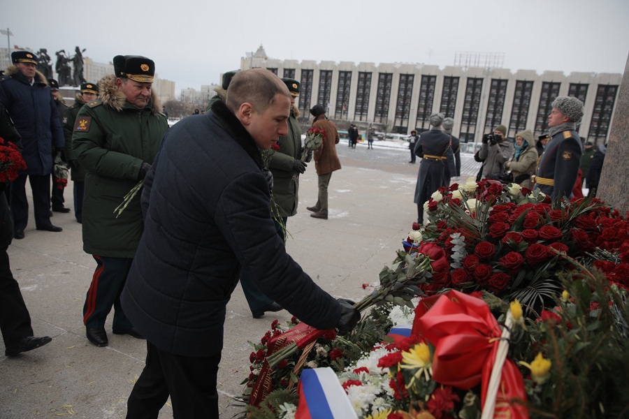 Михаил Романов возложил цветы к мемориалу на площади Победы