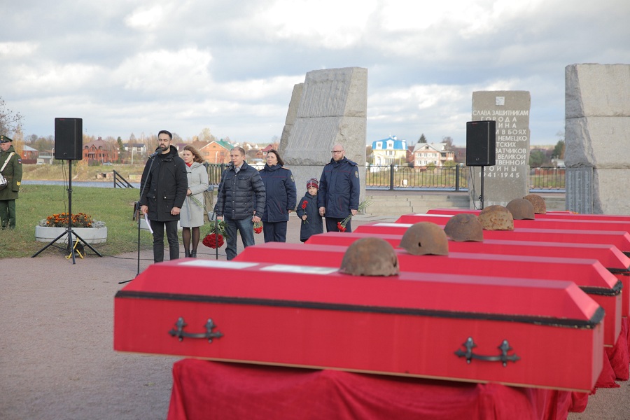 Михаил Романов принял участие в церемонии захоронения останков защитников Ленинграда, обнаруженных поисковиками в Колпинском районе
