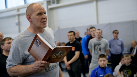 Александр Карелин провел мастер-класс в Братске на турнире Победы