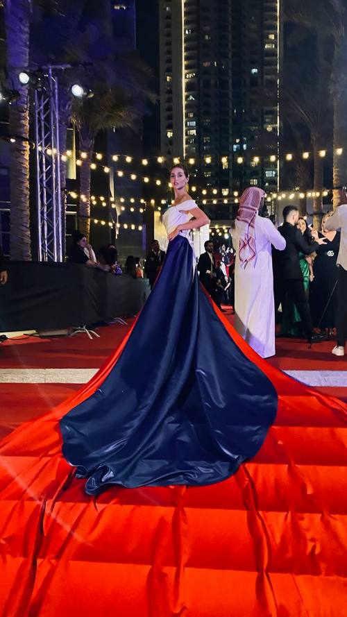Предпринимательница из России пришла на церемонию вручения премии DIAFA-2022 в платье цветов российского триколора