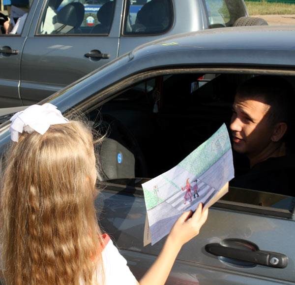 Воспитанники детского сада \"Реченька\" дарят свои поделки тольяттинским водителям