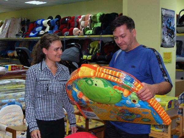 Александра Рогачева встречают подарками в магазине «Бегемот»