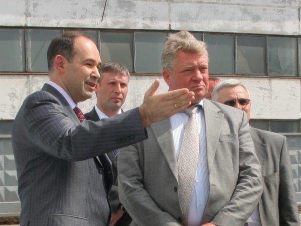 Александр Душков (крайний слева) на открытии комплекса по переработке мусора